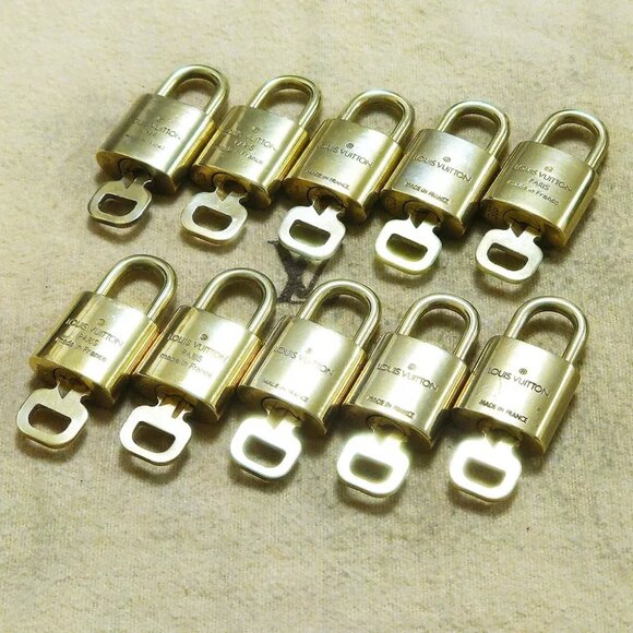 AUTHENTICITY GUARANTEED LOUIS VUITTON LV 10 SET PADLOCK KEY BAG - Picture 2 of 4